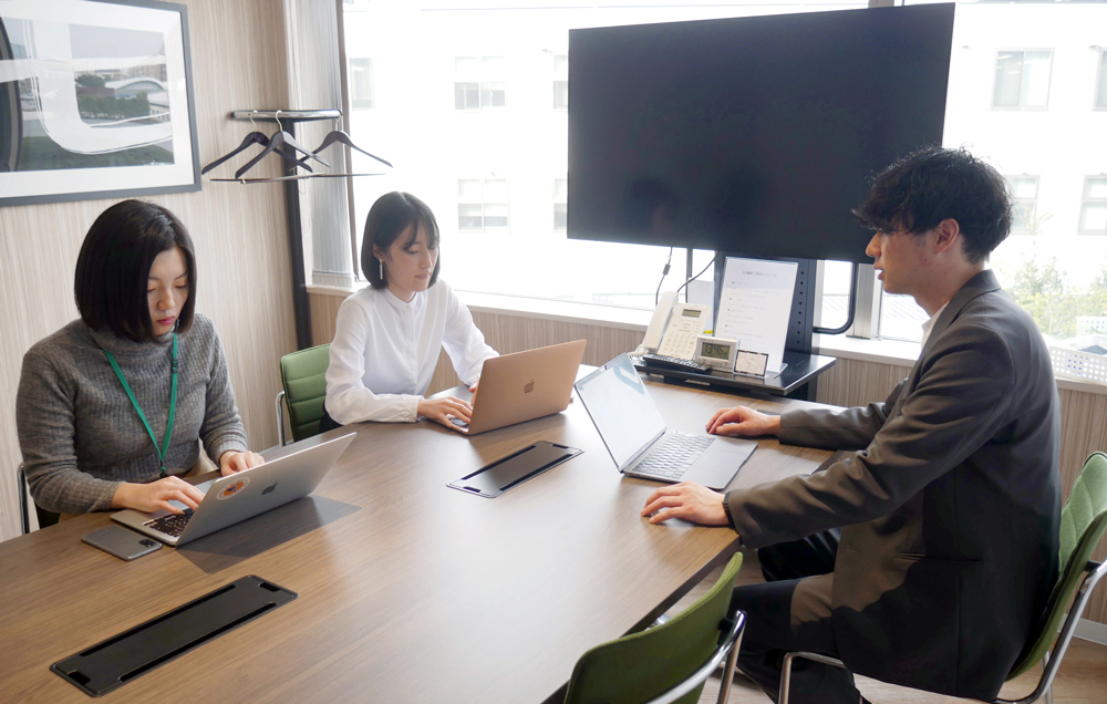 社員がミーティングをしている画像